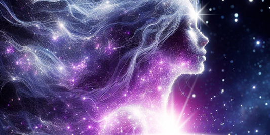 Eine weiße durchsichtige Frau schimmert in dunklem violett im Kosmos